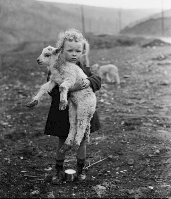 kid with sheep b&w fashion photography timeless inspo textures body timeless kate moss lindbergh newton avedon demarchelier meisel Alaia Chanel