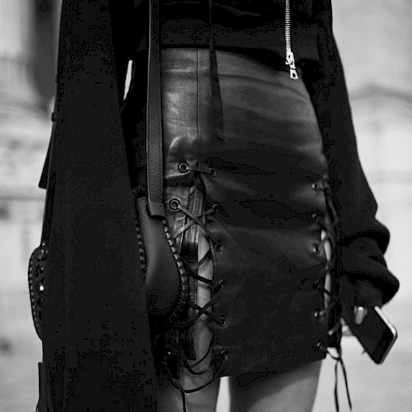 Streetstyle blogger b&w fashion photography timeless Vogue inspo textures body timeless moss bruce weber lindbergh newton avedon demarchelier meisel doisneau Alaia Chanel YSL vintage