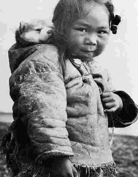 Eskimo inuit chukchi baby husky puppy Kate Moss b&w fashion photography timeless inspo textures body timeless lindbergh newton avedon demarchelier meisel Alaia Chanel