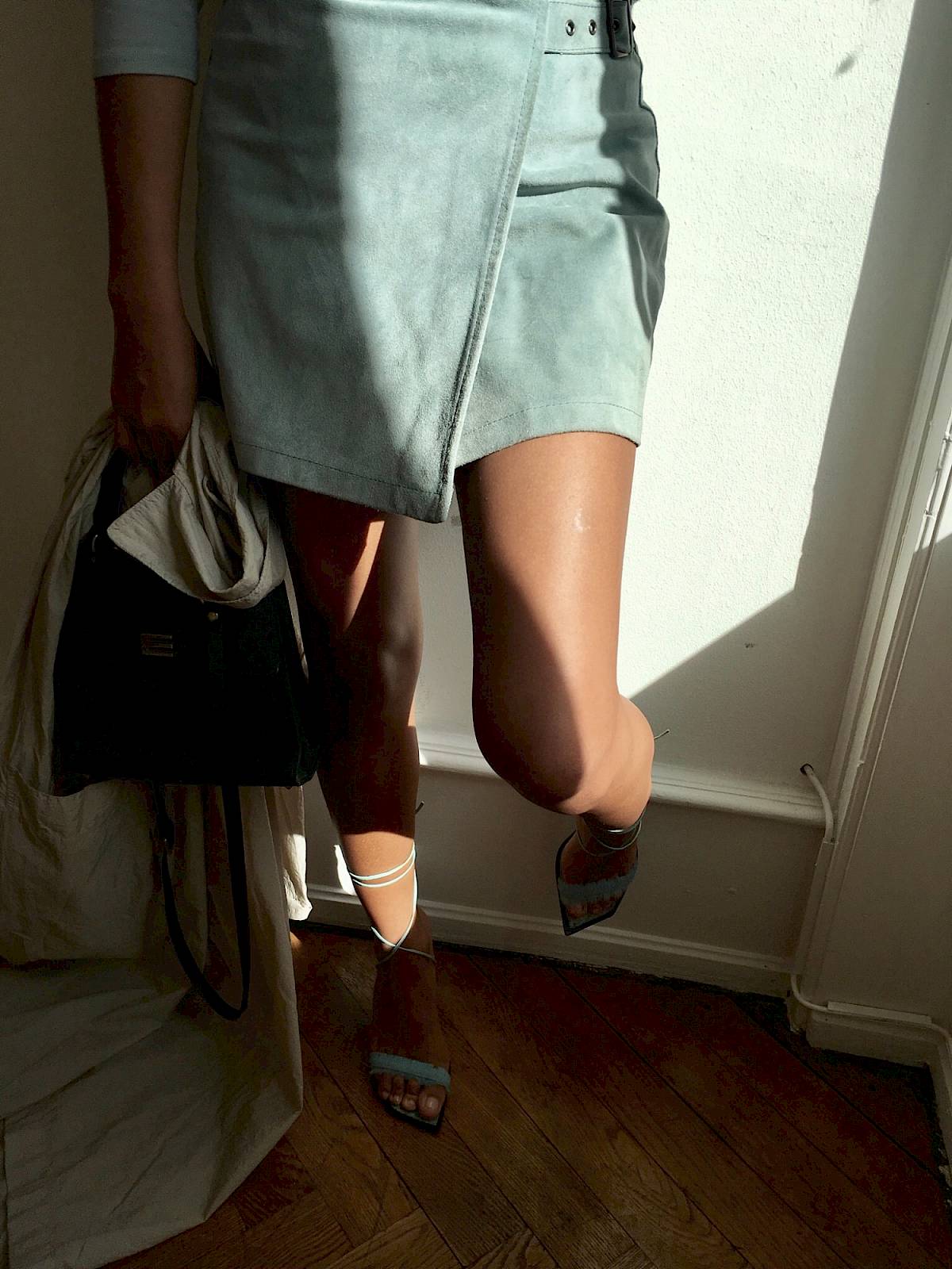 Eve dove blue Taubenblau grau suede mini skirt Prada mens shirt sandals vintage Etro mini bag summer trench